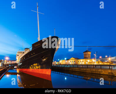 Vista notturna di nuovo Fingal hotel galleggiante in Leith Docks, Edimburgo, Scozia, Regno Unito Foto Stock