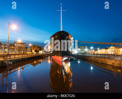 Vista notturna di nuovo Fingal hotel galleggiante in Leith Docks, Edimburgo, Scozia, Regno Unito Foto Stock