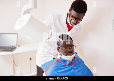 African American medici di sesso maschile in uniforme professionale tenuto a raggi x del paziente. Foto Stock