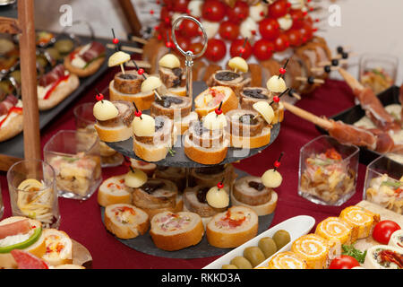 Alimentare Catering, colorato tartine decorate splendidamente Foto Stock