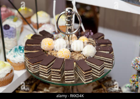 Layered torte al cioccolato, prodotti dolciari a buffet Foto Stock