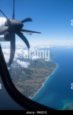 Sede della finestra vista da un 'puddle jumper' piano su un island hopping trip in Visayas, Filippine Foto Stock