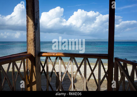 Gazebo realizzato in materiali nativi, con un turchese isola vista mare - Boracay, Filippine Foto Stock