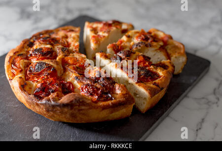 Italian Barese focaccia preparata in cucina. Foto Stock