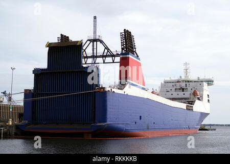 Stena Freighter, acquistato da Jeff Bezos di Amazon, ormeggiata al Porto di Pensacola per essere montati sul retro come un razzo di sbarco per la nave Blue Horizon. Foto Stock