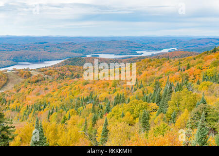 Vista aerea di Mont-Tremblant Parco Nazionale in autunno a colori a Quebec, Canada Foto Stock