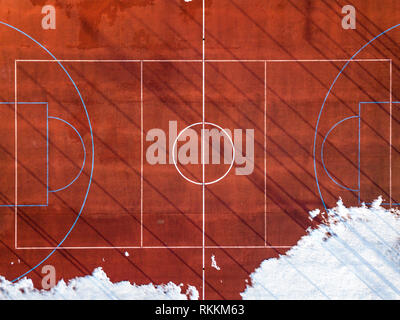 Grafico in alto vista di pallacanestro, pallavolo o calcetto campo sfondo rosso, drone fotografia. Foto Stock