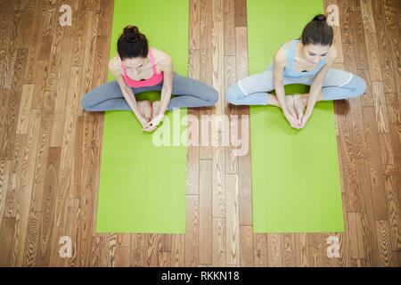 Due giovani donne a praticare lo Yoga Foto Stock