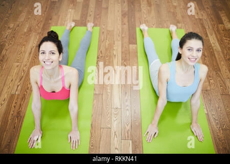 Sorridente giovani donne Stretching Foto Stock