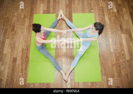 Due donne Stretching in coppia Foto Stock