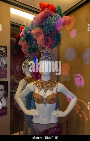 Folies Bergere costume progettato da Nolan Miller, il mob Museum, Las Vegas (Città di Las Vegas, Nevada, Stati Uniti. Foto Stock