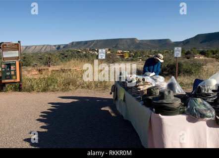 Fornitore che vende cappelli a Bell Rock Pathway, Sedona Arizona USA Foto Stock