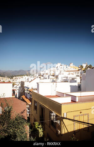 Guardando fuori sui tetti in dalla città vecchia in Spagna Almunecar Foto Stock