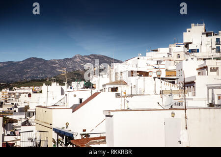 Guardando fuori sui tetti in dalla città vecchia in Spagna Almunecar Foto Stock