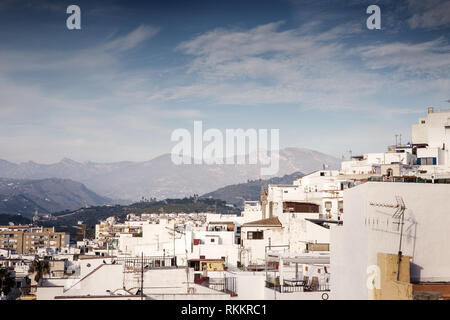 Guardando fuori sui tetti in dalla città vecchia in Spagna Almunecar Foto Stock