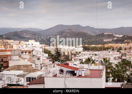 Guardando fuori sui tetti in dalla città vecchia in Spagna Almunecar Foto Stock