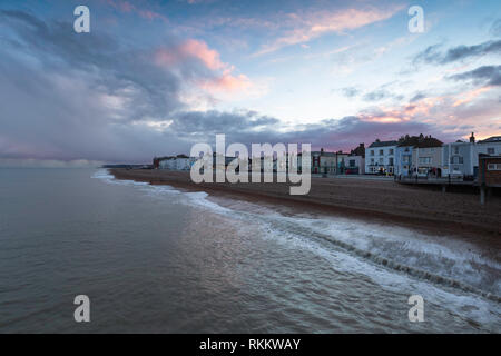 Nuvole rosa e la vista dal Molo di trattativa cercando in tutta verso Dover durante un Febbraio pomeriggio appena prima del tramonto. Foto Stock