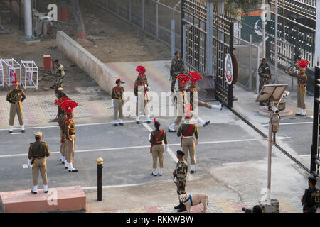 I soldati indiani eseguire quotidianamente nella cerimonia di ritiro a Wagah border nel Punjab, India Foto Stock