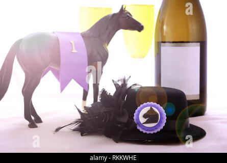 Horse Racing Ladies pranzo raffinato impostazione tabella con piccolo nero fascinator hat, decorazioni e champagne, con lens flare. Foto Stock