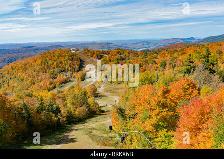 Vista aerea di Mont-Tremblant Parco Nazionale in autunno a colori a Quebec, Canada Foto Stock