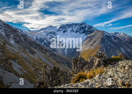 La vista sulla valle di montagna da fino sul Mt Cheeseman campo da sci strada in Nuova Zelanda Foto Stock