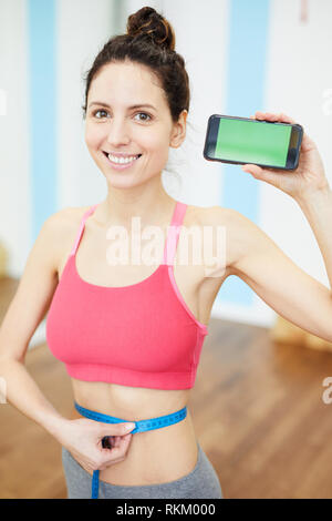 Donna presentando Weightloss App Foto Stock