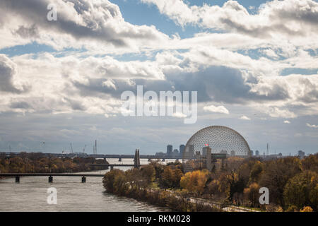 MONTREAL, Canada - 8 Novembre 2018: Montreal biosfera sulla Ile Sainte Helene isola, in Jean Drapeau park, prelevati durante un pomeriggio d'autunno. È su Foto Stock