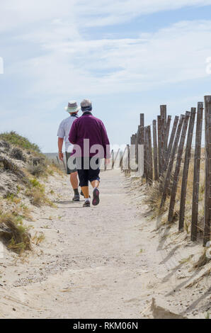 Coppia matura godendo di uno stile di vita attivo prendere scenic passeggiata costiera di godere il telecomando il paesaggio costiero, la Penisola Valdes, Argentina. Foto Stock