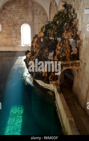 Fontana a cascata in Mãe d'Àgua, un pubblico del XIX secolo serbatoio acqua a Lisbona, Portogallo Foto Stock