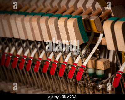 Abstract closeup dell'interno di un pianoforte verticale, martello meccanica Foto Stock