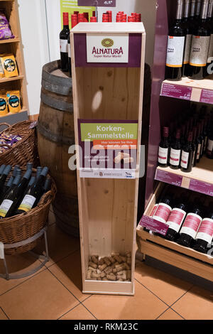 Cork strutture di riciclaggio in Alnatura cibo organico supermercato, Freiburg, Germania Foto Stock