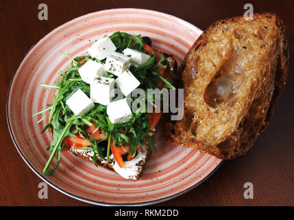 Tre hamburger con un tritare carne, verdure e formaggio su una piastra di  ferro, vista dall'alto Foto stock - Alamy