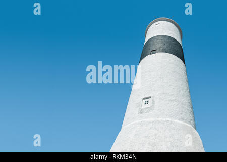 Faro bianco, contro il cielo blu chiaro con copia spazio. Foto Stock