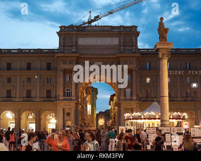 L'Arco Trionfale e la colonna di abbondanza presso la Piazza della Repubblica o Piazza della Repubblica di Firenze, Italia. Foto Stock