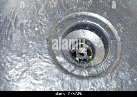 Rapida esecuzione di acqua che scorre verso il basso di una cucina o di scarico da bagno Foto Stock