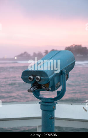 Telescopio blu mare portata su un molo in corrispondenza del bordo dell'Oceano Pacifico, Santa Cruz, in California Foto Stock