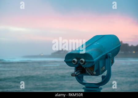 Telescopio blu mare portata su un molo in corrispondenza del bordo dell'Oceano Pacifico, Santa Cruz, in California Foto Stock