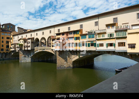 Vista della pietra medievale ponte denominato Ponte Vecchio di Firenze, Italia,Grazie sulla soleggiata giornata di primavera con il bel cielo azzurro. Foto Stock