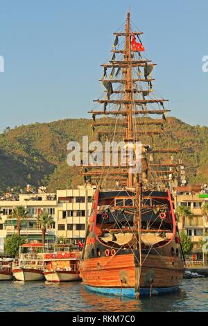 Imbarcazione pirata ormeggiata nel porto di Marmaris, Turchia Foto Stock