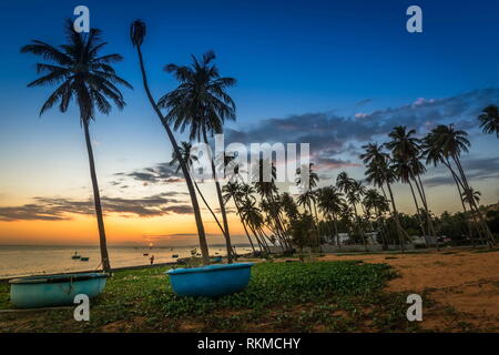 Spiaggia tropicale in Mui Ne Vietnam al tramonto paesaggio Foto Stock