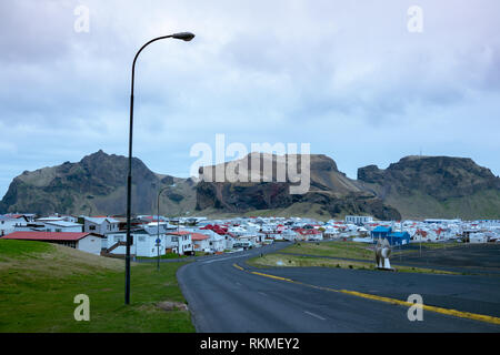 Heimaey, Islanda - 17 Maggio 2016: Heimaey città da una distanza, Heimaey è la più grande dell'arcipelago Vestmannaeyjar, sud dell'Islanda Foto Stock