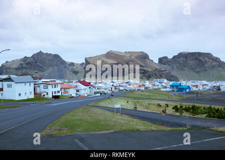 Heimaey, Islanda - 17 Maggio 2016: Heimaey città da una distanza, Heimaey è la più grande dell'arcipelago Vestmannaeyjar, sud dell'Islanda Foto Stock