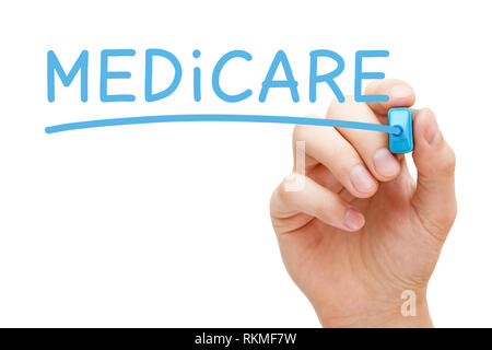 La scrittura a mano Medicare con marcatore blu su trasparente scheda di pulizia. Stati Uniti assicurazione sanitaria nazionale il concetto di programma. Foto Stock
