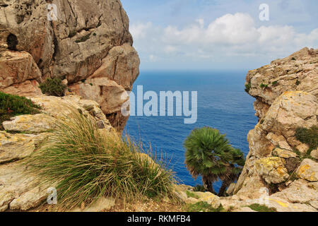 Paesaggio della costa rocciosa prima di una tempesta sotto cupo cielo drammatico (capo formentor). Mallorca. Isole Baleari. Spagna Foto Stock