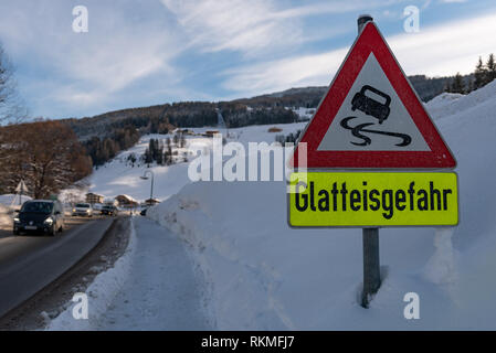 Black Ice pericolo - glatteisgefahr segno di traffico, avviso servizi invernali, tornante della strada, Liezen District, Stiria, Austria e Europa Foto Stock