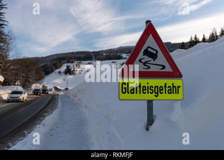 Black Ice pericolo - glatteisgefahr segno di traffico, avviso servizi invernali, tornante della strada, Liezen District, Stiria, Austria e Europa Foto Stock