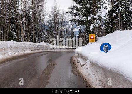 Il traffico della catena di segno, Bei Schnee und Eisglätte avvertimento, servizi invernali, catena da neve obbligo, Liezen District, Stiria, Austria, Europa Foto Stock