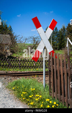 Attraversando la ferrovia Foto Stock