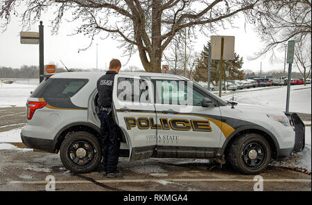 Emporia, Kansas USA Febbraio 17, 2015 4:17 pm Emporia State University officer Jerrod carichi di Schuman la sua apparecchiatura nella nuova di zecca SUV Ford veicolo di polizia che il dipartimento ha ottenuto appena per sostituire un molto più vecchie Ford Crown Victoria police interceptor tipo auto. Foto Stock