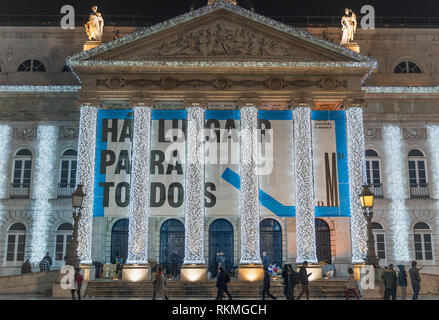 Lisbona, Portogallo - 12/26/18: senzatetto durante il natale inverno alla regina Maria II Teatro Nazionale. Teatro Nacional D. Maria II Baixa Ch Foto Stock